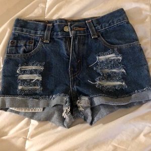 ripped levi jean shorts! 💘